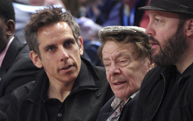 Ben Stiller och hans pappa Jerry Stiller tillsammans på en basketmatch.