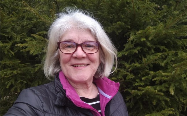 Solveig Nylund är koordinator för vänverksamheten i Röda Korsets svenska avdelning i Vasa. Hon vet att många längtar efter att telefonen ska ringa.