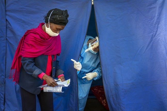 Hiv-testning i sydafrikanska Johannesburg den 30 april, i anslutning till provtagning för coronasmitta. Arkivbild.