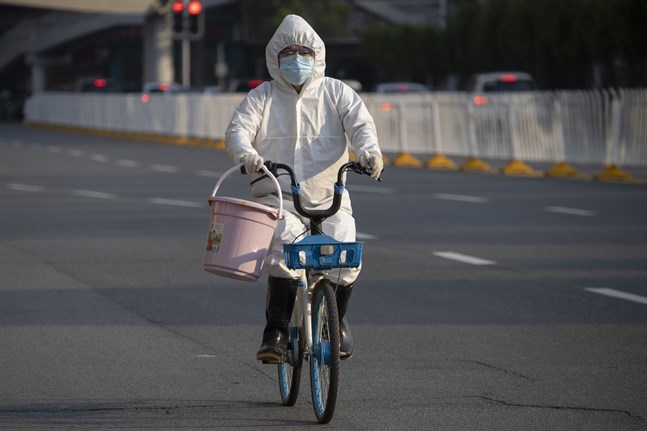 En boende i Wuhan på cykeltur några dagar efter att karantänen hävts. Nu ska samtliga jättestadens invånare testas.