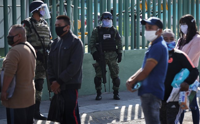 Vakter och anhöriga till coronasjuka utanför ett sjukhus i Mexico City i början av maj.