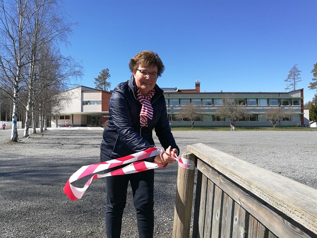 Kyrkoby skola i Pedersöre har 191 elever i årskurs ett till sex. Rektor Susanne Kackur avskärmade på tisdagen skolgården i två zoner. När eleverna återvänder till skolan på torsdag ska det bli en årskurs per sida under de uppdelade rasterna.