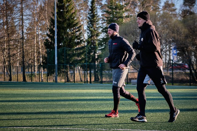 Filip och Erik Riska tränar tillsammans vid Storvikens skola i coronatider. Här är det uppvärmning som gäller.