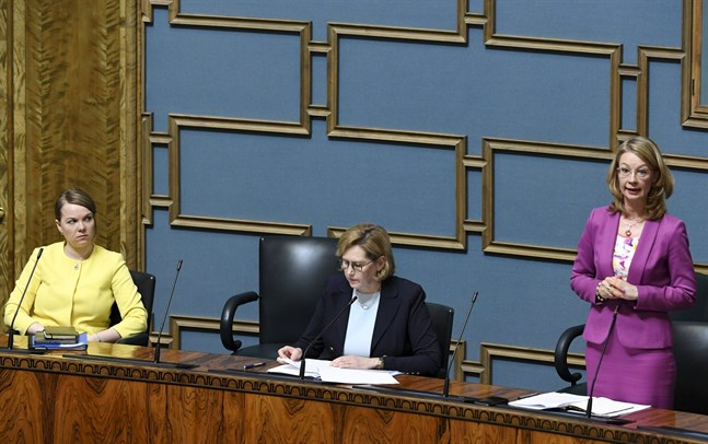 Finansminister Katri Kulmuni, arbetsminister Tuula Haatainen och Europa- och ägarstyrningsminister Tytti Tuppurainen i riksdagen på tisdagen.