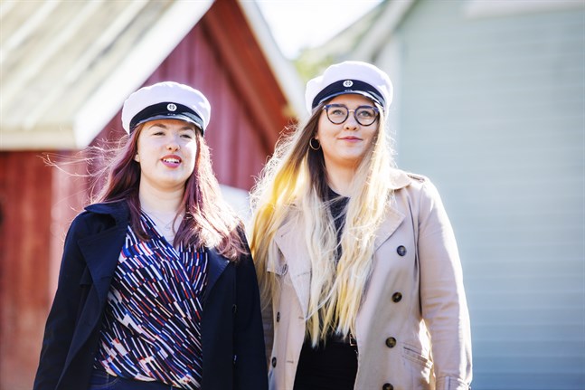 Julia Blomqvist och Julia Martin blev goda vänner på det sista året i gymnasiet. Det året som skulle sluta i en coronaepidemi.