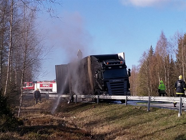 Lastbilen började brinna på riksväg 8 i Ömossa, Kristinestad.
