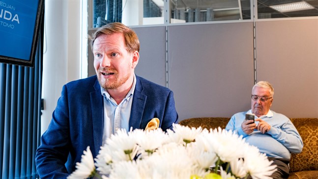 Ted Urho från Stiftelsen för det tvåspråkiga Finland, här med långvarige SFP-politikern Ole Norrback i bakgrunden.