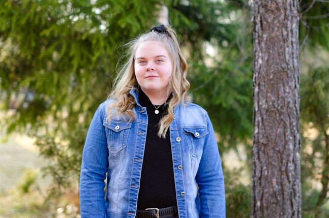 Amelia Backlund tävlar i 2020 års MGP-final under artistnamnet Amelia B.