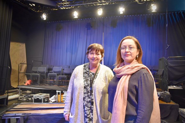 Gabriele Alisch som är ansvarig för scenkonstutbildningen och prefekt Kajsa Dahlbäck vid Yrkeshögskolan Novia i Jakobstad upplever att undervisningen i konstämnen lider mer än många andra ämnen av att göras på distans.