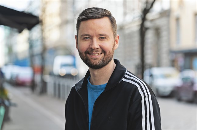 Jakob Höglund, uppvuxen i Jakobstad och välbekant i Vasas teatervärld, är numera konstnärlig ledare på Lilla teatern i Helsingfors.