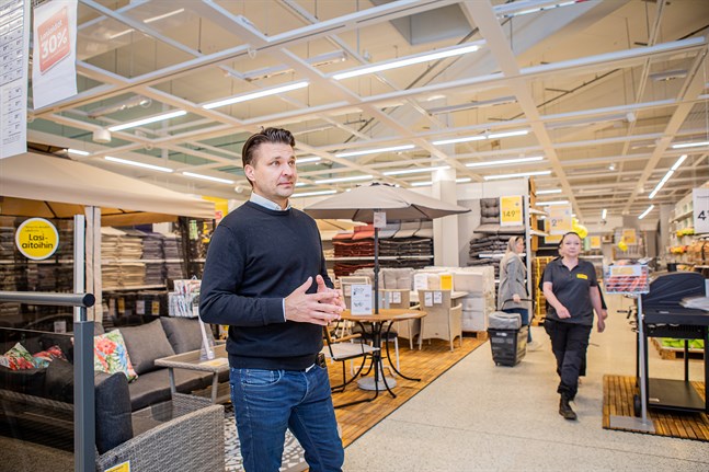 Tommy Dolivo, landschef på Rusta, i samband med öppningen i Karleby.