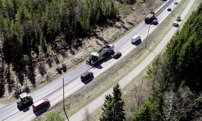 Asfalteringsarbetet på väg 749 har kommit igång.