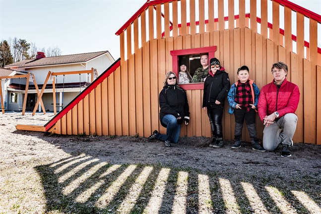 Rektor Gun-May Liljedahl med Cassandra Pone, Dennis Blomqvist, Victor Suni, Evander Bränn och klasslärare Alexander Nyblom. I höst fortsätter Liljedahl undervisa i Socklot skola och Nyblom i Jeppo-Pensala skola. Eleverna bussas i stället till Zachariasskolan.