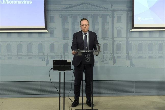 Näringsminister Mika Lintilä (C) informerade om det nya stödsystemet för företag.