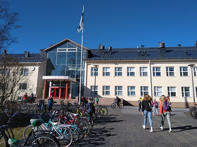 Klockan 8.45 i dag började skoldagen i Villa Skola.