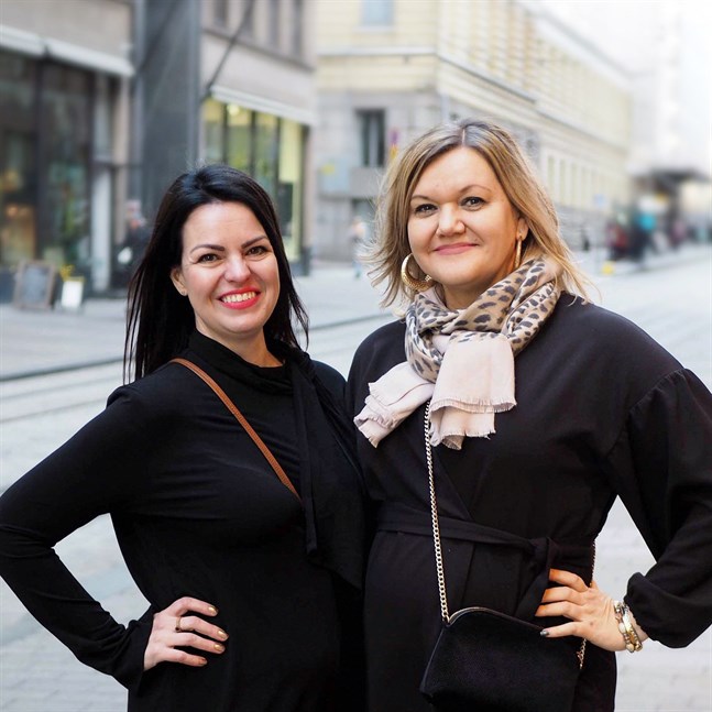 Vd Mirja Palola och försäljningschef Tanja-Maria Davidov på Taiga Chocolate måste nu satsa på näthandeln då coronaepidemin slagit hårt mot försäljningen. Samtidigt hjälper man andra i samma situation.