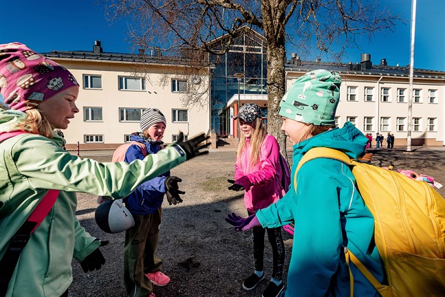 Andraklassisterna Ellen Marttila, Minea Kupari, Venla Kurtén och Hilda Leipälä leker sten-sax-påse på gården innan nystarten i Villa skola.