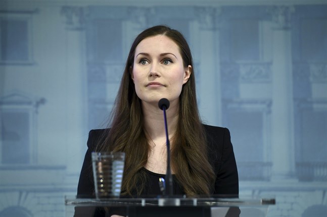 Statsminister Sanna Marin (SDP) gav på fredagen en lägesrapport om regeringens hybridstrategi i försöken att bromsa coronaepidemin.