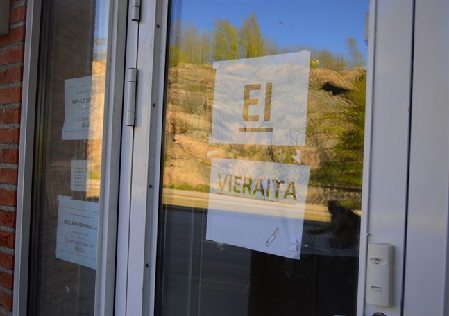 Situationen på svårt coronadrabbade flyktingförläggningen i Esbo har blivit bättre.