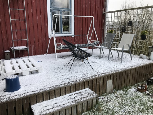 En hagelskur drog in över Forsby på fredagsförmiddagen.