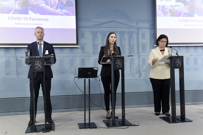 Statsminister Sanna Marin (SDP) informerar om coronaläget tillsammans med överläkare Taneli Puumalainen från Institutet för hälsa och välfärd (THL) och Social- och hälsovårdsministeriets strategidirektör Liisa-Maria Voipio-Pulkki.