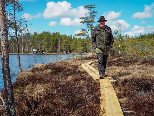 Kent Stenman räknar att han lagt cirka 300 timmar talkoarbete på de nya spångarna vid Mossavattnet.