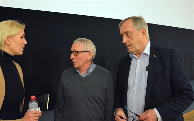 Hans Frantz i diskussion med vårdnämndens ordförande Christer Rönnlund (SFP) och vårddistriktets direktör Maria Kinnunen i Kristinestad tidigare i år.