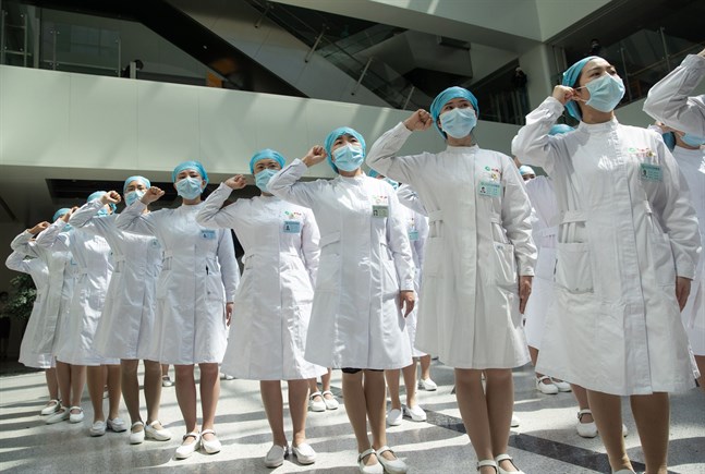 Lokala sjuksköterskor poserar vid sjukhuset Tongii i den kinesiska staden Wuhan. Enligt en del konspirationsteorier skulle coronaviruset ha utvecklats i ett laboratorium i Wuhan.