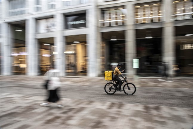 Öde gator i Italien, som här i Milano tidigare i veckan, kan bli ett minne blott då landet lättar på coronarestriktionerna med start på måndag.