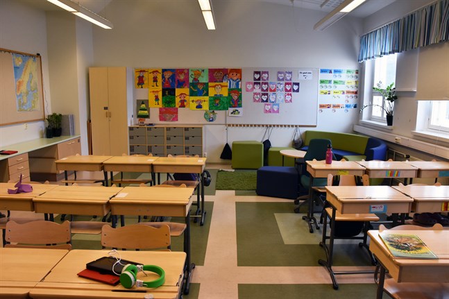 Ungefär 70 elever i Söderkulla skola i Sibbo rekommenderas återgå till distansundervisning på grund av personalbrist. Arkivbild.