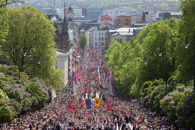 Norrmännen går vanligtvis man ur huse för att fira nationaldag den 17 maj. Bild från Oslo i fjol.