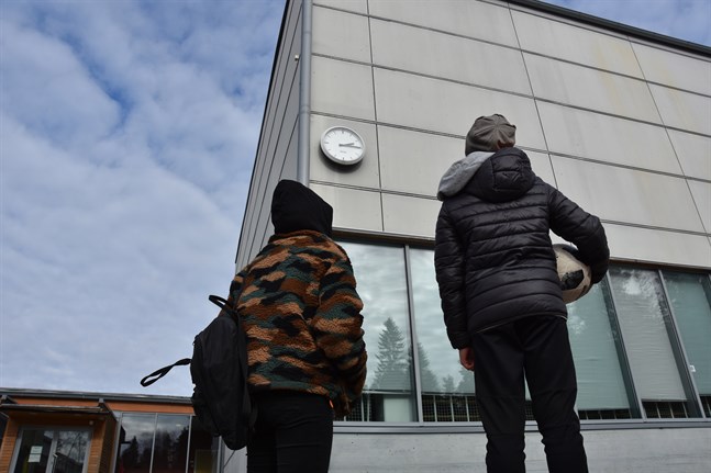 Sammanlagt 15 elever och 6 personer ur personalen har blivit satta i karantän i två skolor i Helsingfors. För skolornas övriga elever fortsätter närundervisningen.