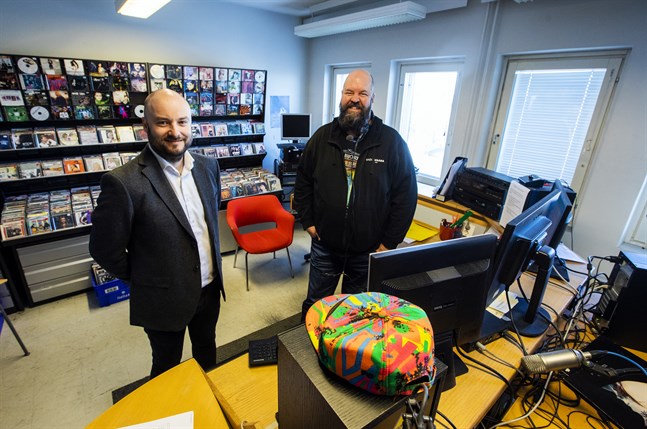 Niklas Nyberg, vd på HSS Media, och Anssi Marttinen, som varit ensam ägare till den lokala radiostationen Radio Vaasa-Radio Vasa.