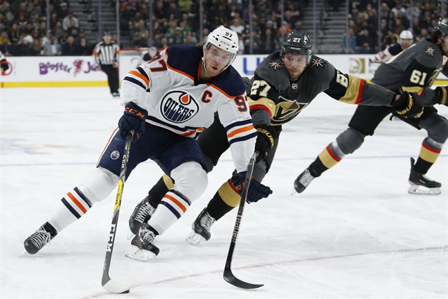 Edmontonstjärnan Connor McDavid, i vitt, kanske får snöra på sig skridskorna snart. Diskussionerna om att återuppta NHL-säsongen har intensifierats.