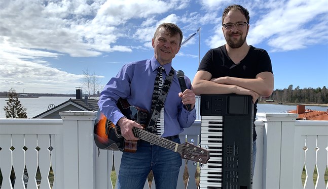 Tomas Fant, till vänster, och Anton Plogman sjunger både äldre och nyare allsångspärlor på en virtuell konsert.