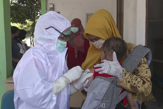Ett spädbarn i Tangerang i indonesien får mässlingsvaccin, under pågående viruspandemi.