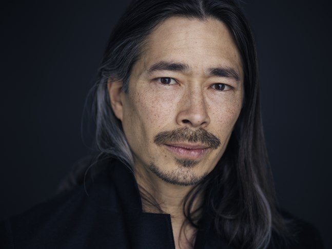 Skådespelaren Kristofer Kamiyasu läser in "Balladen om sångfåglar och ormar".