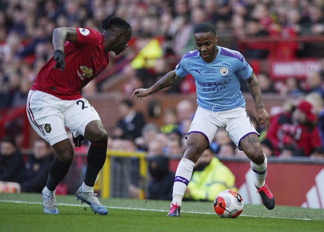Manchester Citys Raheem Sterling, till höger, menar att det behövs fyra till fem veckor innan Premier League kan återstarta. Arkivbild.