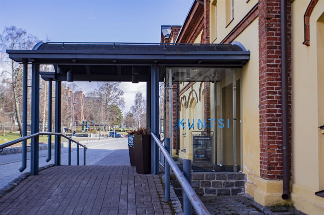 I Kuntsis museum pågår utställningen "By Nature" över sommaren. Helheten presenterar naturen med nutidskonstens metoder.