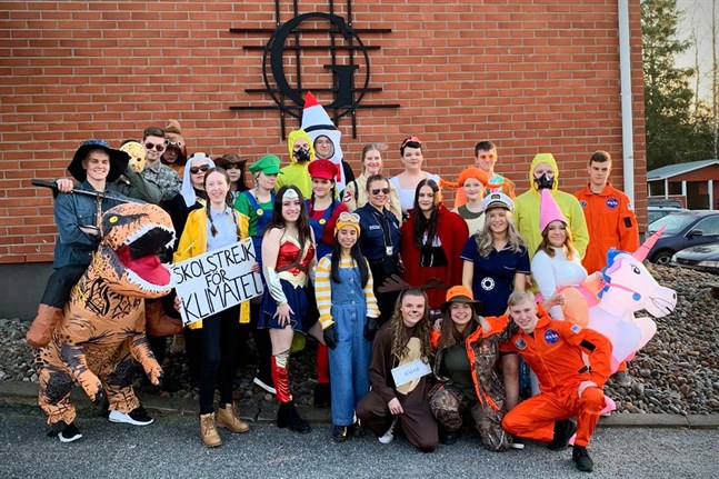 Alla 27 abiturienter vid Gymnasiet i Petalax blir studenter i vår. De kommer att få vara tillsammans också på examensdagen.
