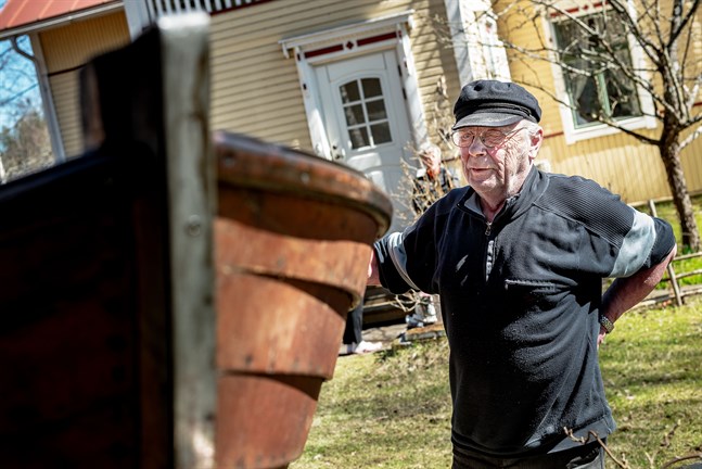 Småningom ska den vackra träbåten i sjön.