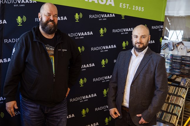 Anssi Marttinen, som varit ensam ägare till den lokala radiostationen Radio Vaasa-Radio Vasa och Niklas Nyberg, vd på HSS Media.