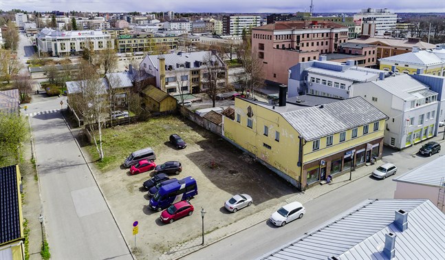I augusti börjar bygget av ett trevåningshus i Neristan. Platsen är Storgatan 22 där ett hus brann ner för åtta år sedan. Karleby centrum. Neristan. 19.5.2020.