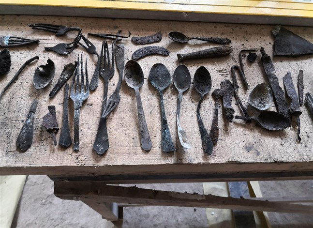 Bland de funna föremålen finns skedar, gafflar, knivar, saxar, skomakarverktyg, läderbitar och skodelar.