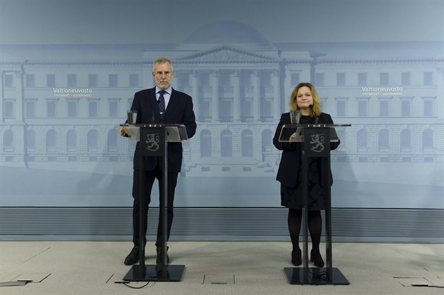 Regeringsrådet Ismo Tuominen och minister Krista Kiuru.