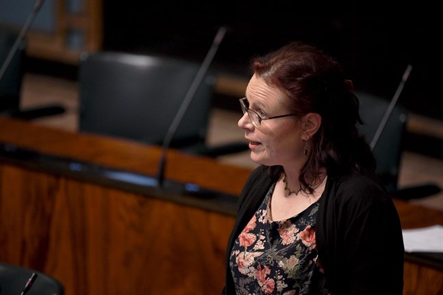 Samlingspartiets riksdagsledamot Mia Laiho anser att regeringen inte litar tillräckligt mycket på restauranger och kunder.
