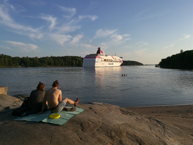 Många finländare är mycket besvikna över inställda utlandsresor och tänker nu i stället semestra hemma eller genom att göra dagsutflykter till närliggande områden.