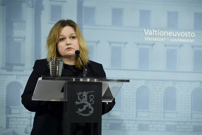 Familje- och omsorgsminister Krista Kiuru (SDP) informerade om återöppningen av restaurangerna på tisdagen.