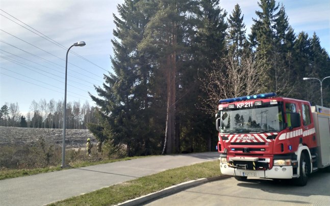 En liten markbrand uppstod i skogsgläntan mellan Kållbyvägen och Linneavägen.