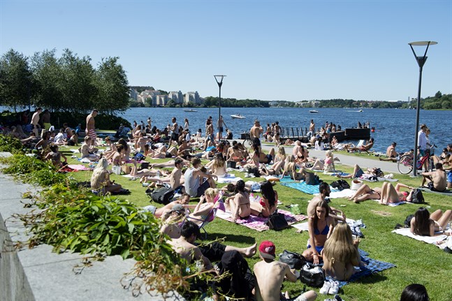 Räkna inte med att coronapandemin tar slut bara för att det blir sommar, varnar forskare. Arkivbild.